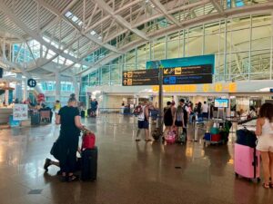 Penumpang bersiap menggunakan transportasi udara. /Angkasa Pura