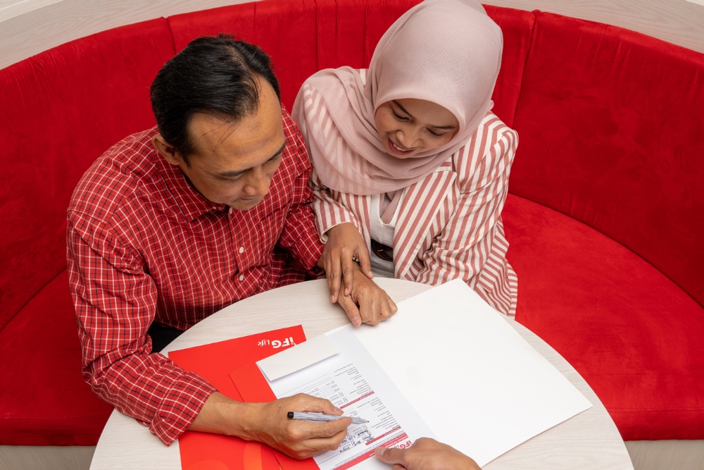 Ilustrasi warga sedang konsultasi masalah keuangan. /IFG Life