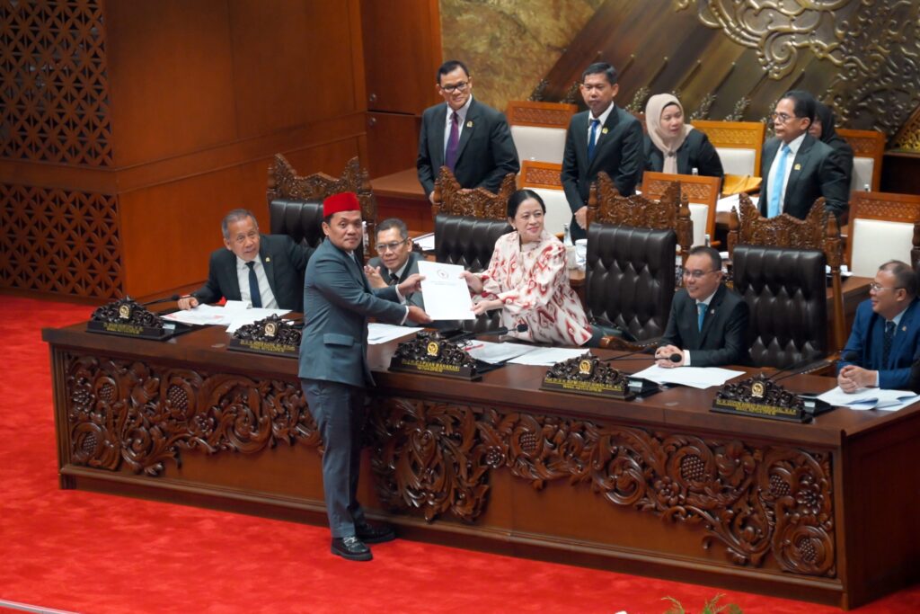 Ketua DPR RI Puan Maharani saat menerima dokumen laporan terkait RKUHAP menjadi Undang-Undang di Ruang Rapat Paripurna DPR RI, Selasa (18/11/2025). /DPR