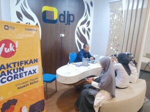 Petugas Ditjen Pajak sedang melayani wajib pajak. /DJP