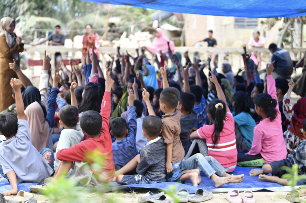 Siswa sedang menjalani kegiatan belajar-mengajar di kawasan bencana. /Kemendikdasmen