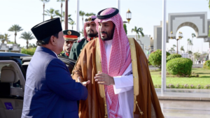 Presiden Prabowo saat bertemu dengan Putra Mahkota Arab Saudi, Mohammed bin Salman bin Abdulaziz Al Saud (MBS). Keduanya melakukan percakapan via telepon pada Rabu malam, (10/12/2025). /BPMI Setpres-Muchlis Jr.