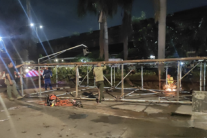 Satuan Polisi Pamong Praja (Satpol PP) Provinsi DKI Jakarta menertibkan reklame yang dinilai berpotensi membahayakan keselamatan masyarakat. /Pemprov DKI Jakarta