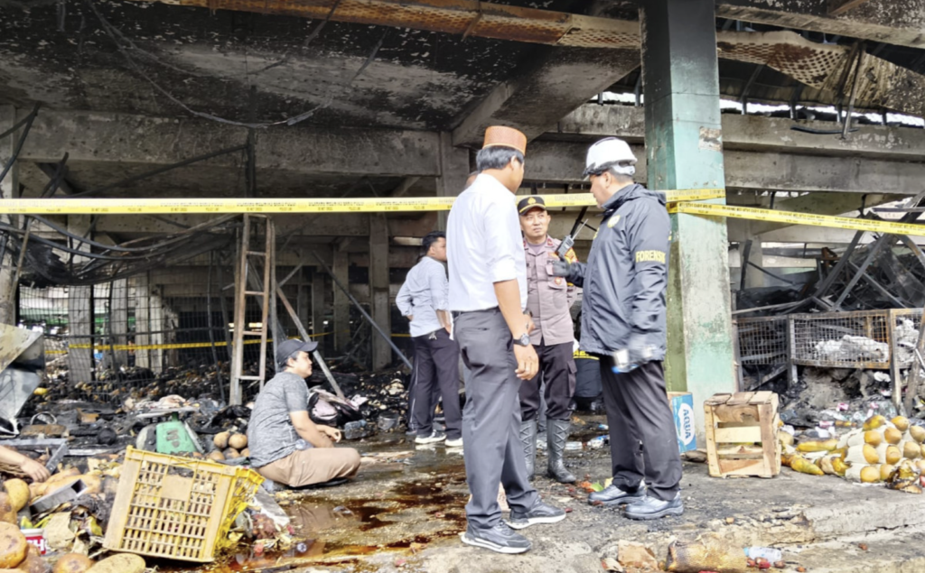 Kebakaran di Pasar Induk Kramat Jati, Jakarta Timur, Senin (15/12/2025) pagi. /Pemprov DKI Jakarta