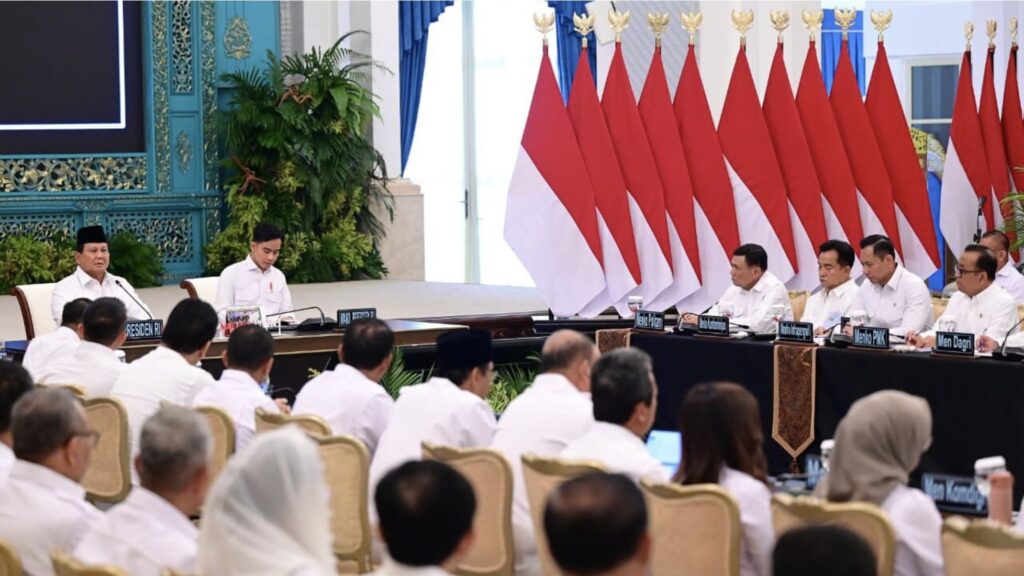 Presiden Prabowo Subianto memberikan arahan tegas terkait penertiban perizinan berusaha pemanfaatan hutan (PBPH) yang dinilai bermasalah dan merugikan masyarakat serta lingkungan dalam Sidang Kabinet Paripurna di Istana Negara, Jakarta, Senin (15/12/2025). /Setpres-Muchlis Jr