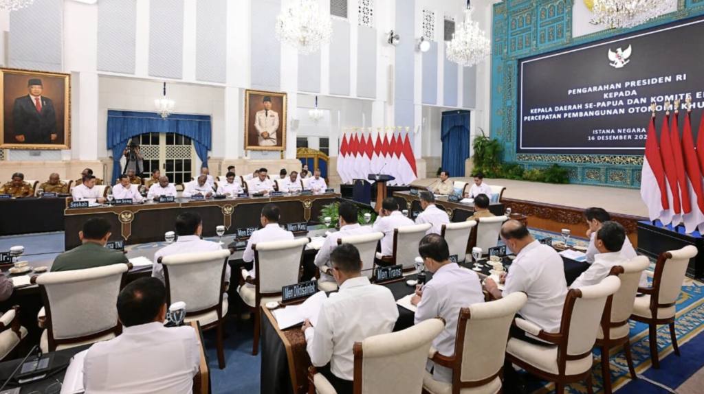 Presiden Prabowo Subianto memberikan pengarahan kepada kepala daerah se-Papua serta Komite Eksekutif Percepatan Pembangunan Otonomi Khusus Papua di Istana Negara, Jakarta, Selasa (16/12/2025). /BPMI Setpres