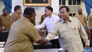 Presiden Prabowo Subianto memberikan pengarahan kepada kepala daerah se-Papua serta Komite Eksekutif Percepatan Pembangunan Otonomi Khusus Papua di Istana Negara, Jakarta, Selasa (16/12/2025). /BPMI Setpres/Muchlis Jr