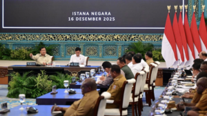 Presiden Prabowo Subianto memberikan pengarahan kepada kepala daerah se-Papua serta Komite Eksekutif Percepatan Pembangunan Otonomi Khusus Papua di Istana Negara, Jakarta, Selasa (16/12/2025). /BPMI Setpres-Muchlis Jr