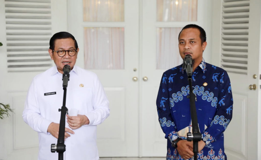 Gubernur DKI Jakarta, Pramono Anung menerima kunjungan kerja Gubernur Sulawesi Selatan, Andi Sudirman Sulaeman, di Balai Kota DKI Jakarta, Jumat (19/12/2025). /Pemprov DKI-Reza Pratama Putra