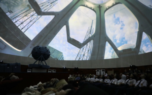 Pelajar sedang menyaksikan tayangan yang disajikan Planetarium. /Pemprov DKI-Reza Pratama Putra