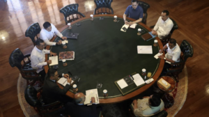 Presiden Prabowo Subianto saat rapat dengan para manteri di kediaman pribadinya di Hambalang, Bogor, Selasa (23/12/2025). /BPMI Setpres