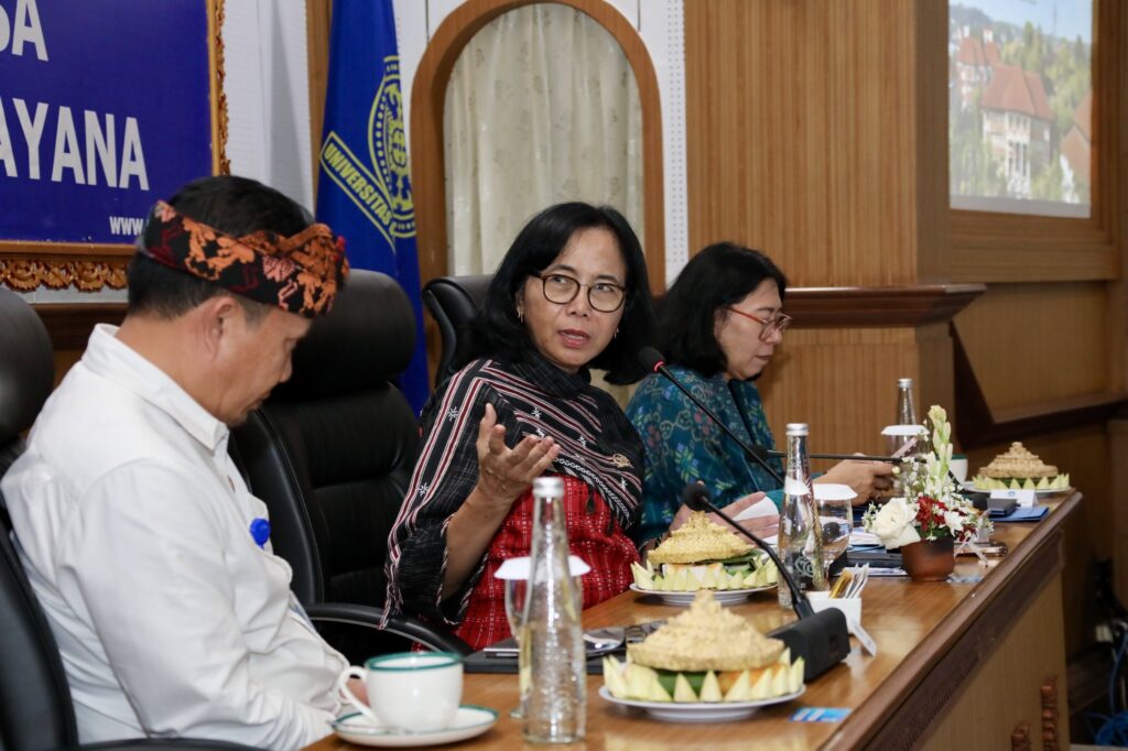 Wakil Ketua Komisi X DPR MY Esti Wijayati saat kunjungan kerja reses Komisi X di Universitas Udayana, Bali, Kamis (11/12/2025). /DPR-Ulfi