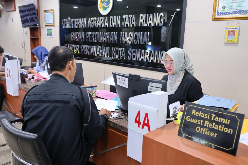 Petugas BPN sedang melayani masyarakat. /BPN