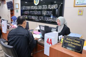 Petugas BPN sedang melayani masyarakat. /BPN