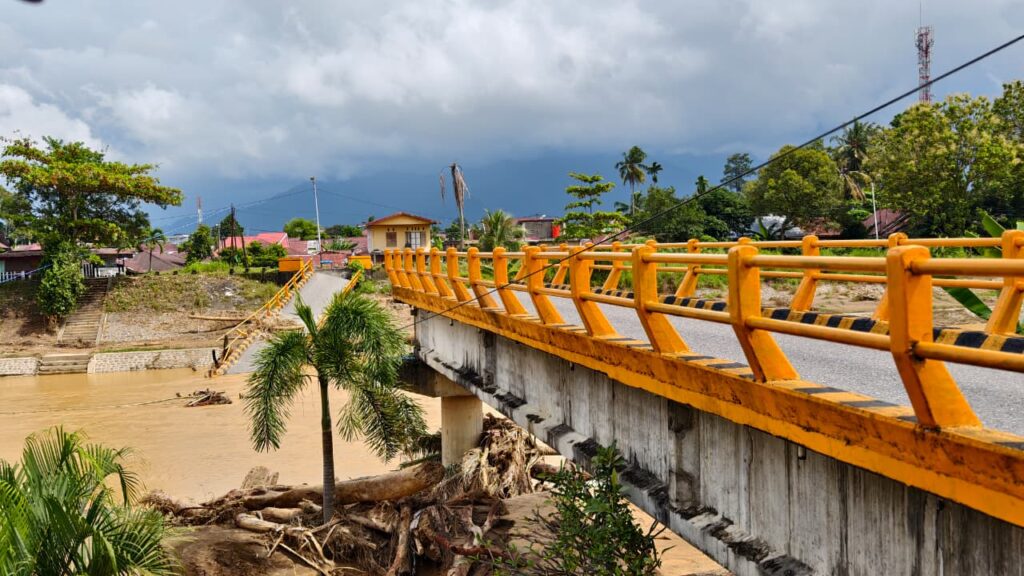 Kondisi dan dampak pascabencana banjir dan tanah longsor di Kota Padang, Provinsi Sumatera Barat, pada Sabtu (6/12/2025). /BNPB