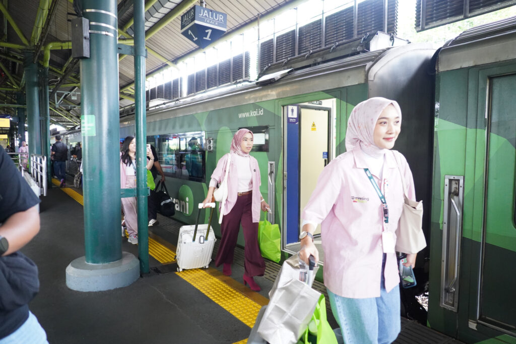 Warga menggunakan kereta api. /KAI