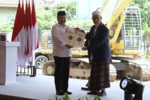 Direktur Jenderal Pengendalian dan Penertiban Tanah dan Ruang (PPTR) Kementerian ATR/BPN Jonahar menyerahkan dua sertifikat tanah wakaf kepada Pengasuh Pondok Pesantren Al-Khoziny, KH Abdus Salam Mujib di Buduran Sidoarjo, Jawa Timur Kamis (11/12/2025). /BPN