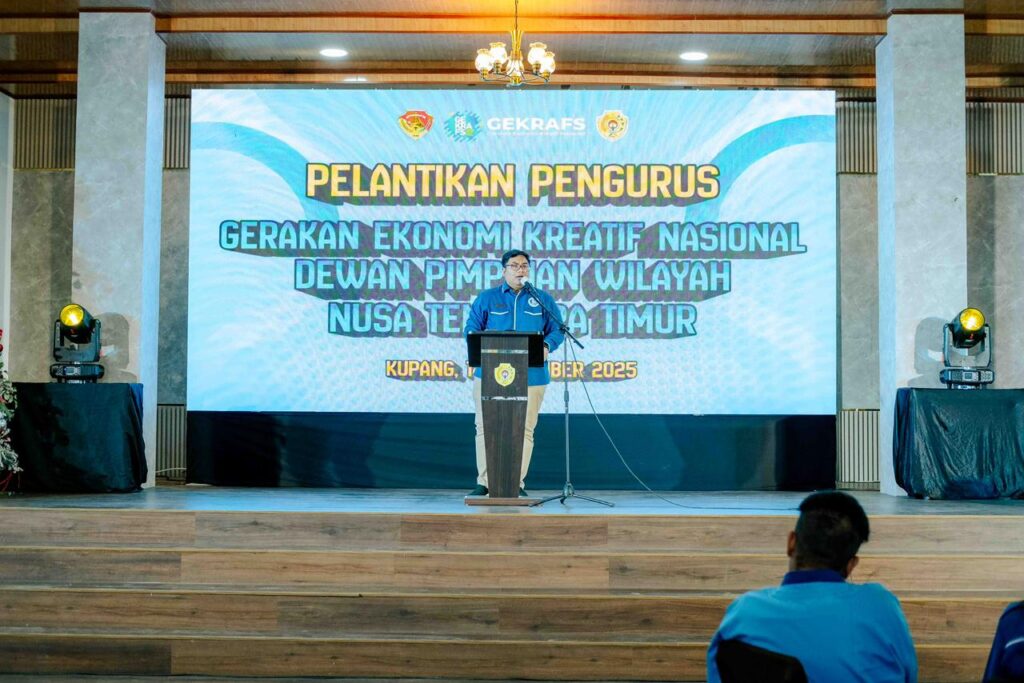 Ketua Umum Gekrafs Kawendra Lukistian saat melantik pengurus Gekrafs NTT /Gekrafs