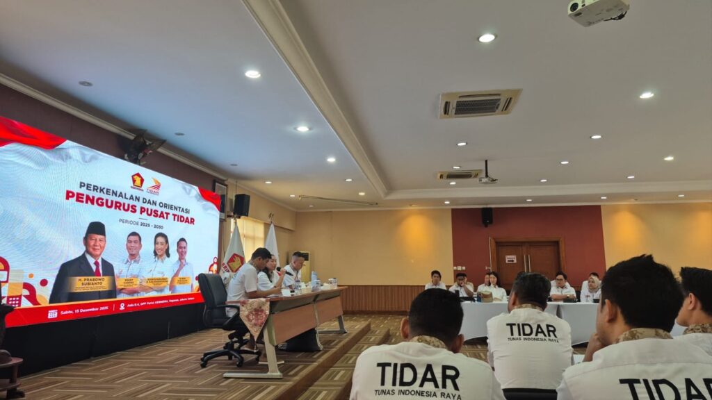 Ketua Umum PP Tidar Rahayu Saraswati Djojohadikusumo bersama Sekjen Rocky Candra dan Bendahara Umum Husein Fadlulloh memimpin acara perkenalan dan orientasi Pengurus PP Tidar 2025-2030 di Kantor DPP Gerindra Lt 4, Jakarta, Sabtu, (13/12/2025). /Tidar