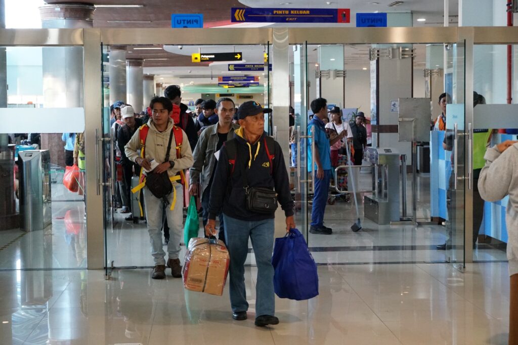 Warga bersiap menggunakan transportasi umum untuk libur panjang. /Kemenhub-Chris/Ika