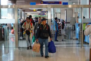 Warga bersiap menggunakan transportasi umum untuk libur panjang. /Kemenhub-Chris/Ika