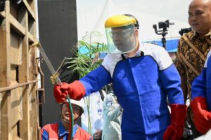 Menteri Perhubungan Dudy Purwagandhi melakukan normalisasi secara simbolis terhadap 26 truk "obesitas" perwakilan Gerakan Sopir Jawa Timur (GSJT). /Kemenhub