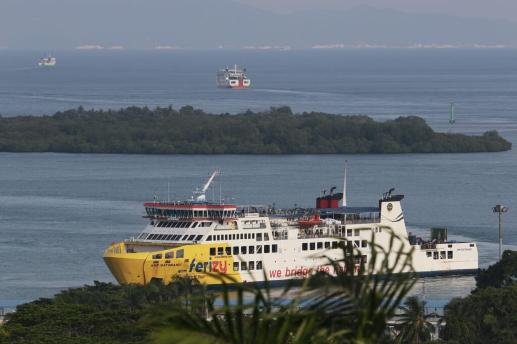 Kapal Ferry bersiap menyeberangi pulau. /ASDP