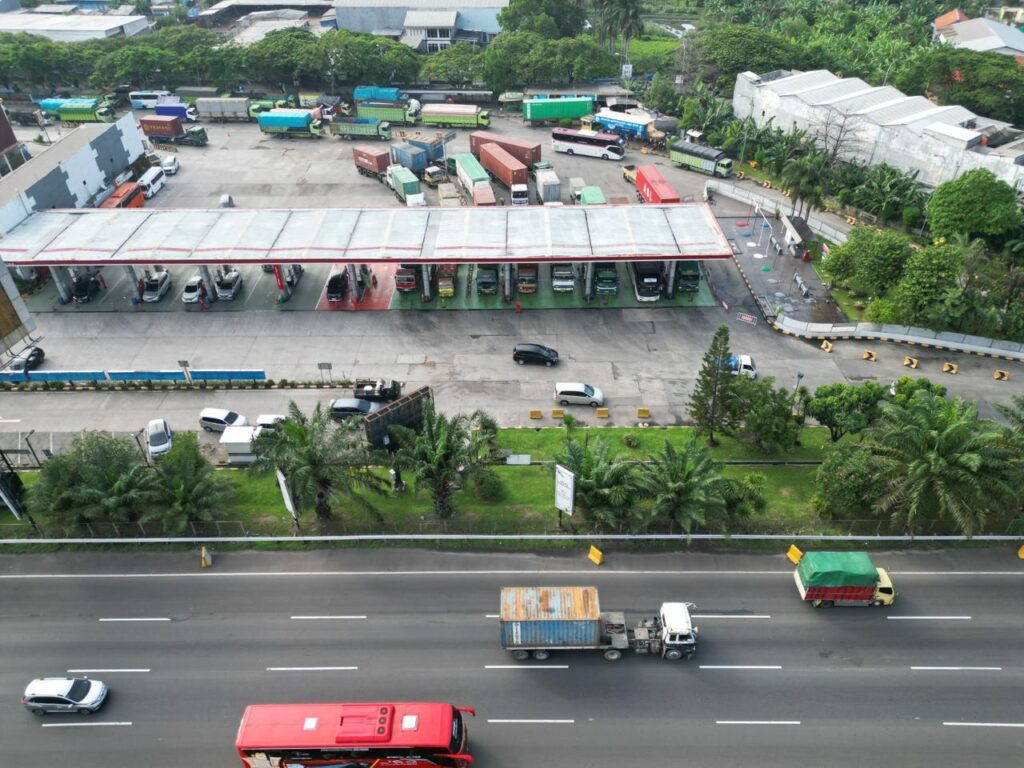 Truk angkutan barang melintasi jalan tol. /Kemenhub