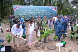 Proses relokasi masyarakat yang bermukim di dalam kawasan Taman Nasional Tesso Nilo (TNTN), Sabtu (20/12/2025). /BPN