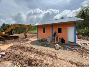 Pekerja tengah menyelesaikan satu unit huntara di Kecamatan Adiankoting, Tapanuli Utara, Minggu (21/12/2025). /BNPB