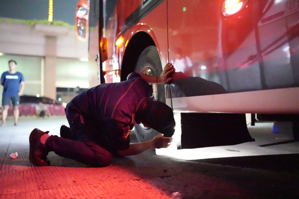 Petugas sedang mengecek kondisi bus. /Kemenhub