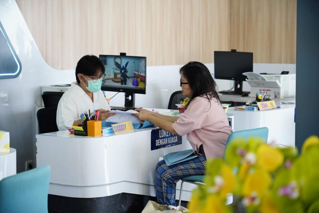 Petugas BPN sedang melayani masyarakat. /BPN