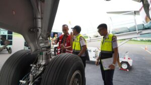 Petugas melakukan pemantauan langsung serta ramp inspection pesawat udara di Bandar Udara Internasional Komodo. /Kemenhub