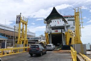 Kendaraan menaiki Kapal laut untuk menyeberangi pulau. /ASDP