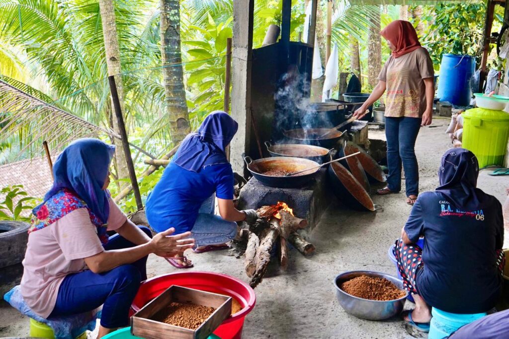 Masyarakat Desa Hargorejo, Kecamatan Kokap, Kabupaten Kulon Progo sedang mengolah gula semut untuk diekspor. /BPN