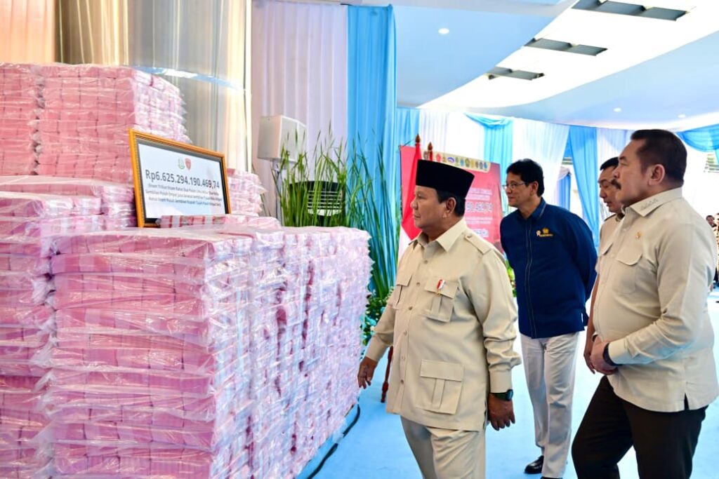 Presiden Prabowo Subianto menyaksikan penyerahan laporan capaian hasil Satuan Tugas Penertiban Kawasan Hutan (Satgas PKH) dan penyelamatan keuangan negara tahun 2025 yang digelar di Gedung Utama Kompleks Kejaksaan Agung Republik Indonesia, Jakarta, pada Rabu, (24/12/2025). /BPMI Setpres-Rusman