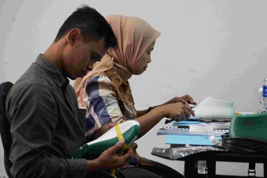 Pekerja sedang menyelesaikan pesanan alas kaki. /Kemenperin