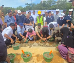 Menteri Perumahan dan Kawasan Permukiman (PKP) Maruarar Sirait saat peletakan batu pertama pembangunan 118 hunian tetap di Tapanuli Tengah, Sumatera Utara, Minggu (21/12/2025). /Kementerian PKP