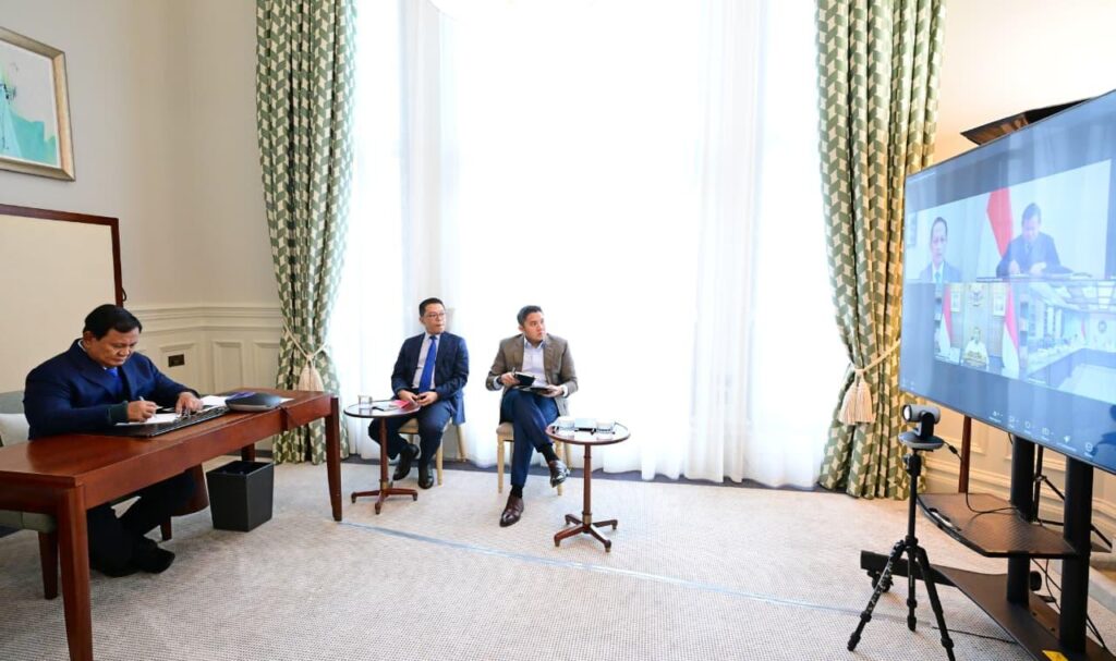 Presiden Prabowo Subianto memimpin rapat terbatas secara daring membahas perkembangan penertiban kawasan hutan nasional dari London, Inggris, Senin (19/1/2026). Presiden Prabowo menegaskan penertiban kawasan hutan sebagai prioritas nasional meski tengah kunjungan luar negeri. /BPMI Setpres