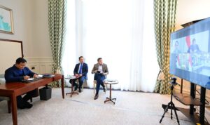 Presiden Prabowo Subianto memimpin rapat terbatas secara daring membahas perkembangan penertiban kawasan hutan nasional dari London, Inggris, Senin (19/1/2026). Presiden Prabowo menegaskan penertiban kawasan hutan sebagai prioritas nasional meski tengah kunjungan luar negeri. /BPMI Setpres