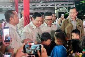 Presiden Prabowo Subianto disambut masyarakat Desa Batu Hula, Kecamatan Batang Toru, Kabupaten Tapanuli Selatan, Sumatera Utara, Rabu (31/12/2025). /BPMI