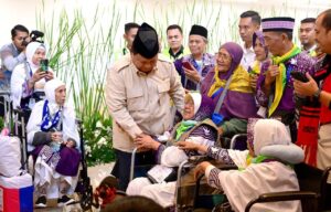 Presiden Prabowo Subianto saat berbincang dengan jemaah yang akan melaksanakan ibadah Haji. /Kemensesneg