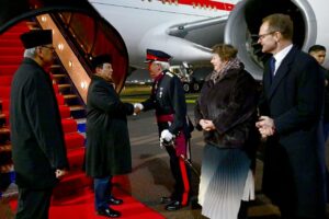 Presiden Prabowo Subianto tiba di Bandar Udara London Stansted, Inggris, Minggu (18/1/2026). Kunjungan Prabowo ke Inggris mempertegas komitmen Indonesia memperkuat kerja sama strategis dan diplomasi global. /BPMI Setpres