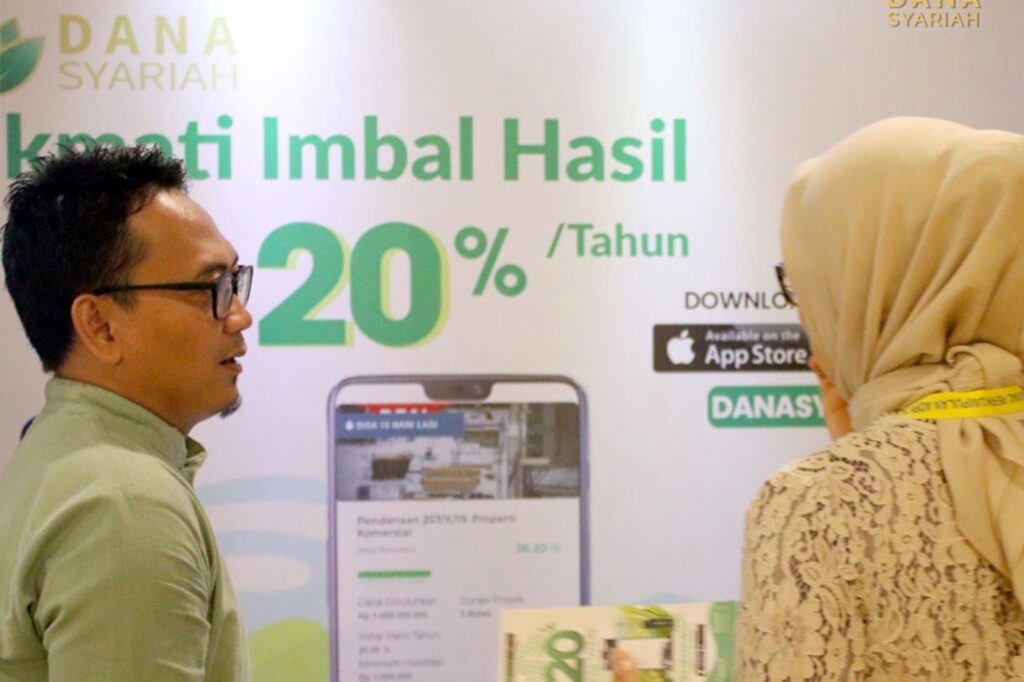 Karyawan Dana Syariah Indonesia sedang melayani pelanggan. /DSI