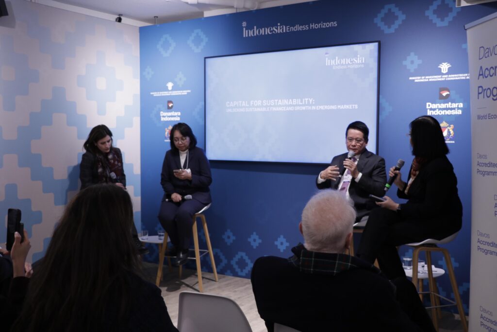Panel diskusi bertajuk “Capital for Sustainability: Unlocking Sustainable Finance and Growth in Emerging Markets” yang digelar di Indonesia Pavilion, Davos, Swiss, Selasa (20/1), dalam rangkaian World Economic Forum (WEF) 2026. Indonesia dinilai memiliki peluang besar memimpin investasi berkelanjutan emerging markets melalui kolaborasi pembiayaan inklusif. /BKPM