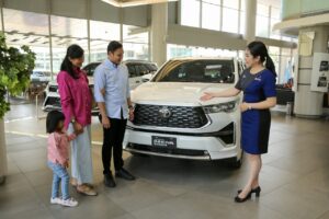 Toyota Kijang Innova Zenix keluaran terbaru. Kendaraan tersebut mendapat pembaruan fitur kabin, keselamatan, dan konektivitas untuk meningkatkan kenyamanan berkendara keluarga. /Astra