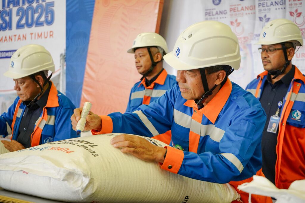 Direktur Utama Pupuk Kaltim Gusrizal melakukan seremoni penandatanganan karung pupuk dalam acara Tutup Tahun Produksi 2025 di area gudang Pabrik 1A Pupuk Kaltim di Bontang, Kalimantan Timur, Selasa (30/12/2025). /Pupuk Kaltim