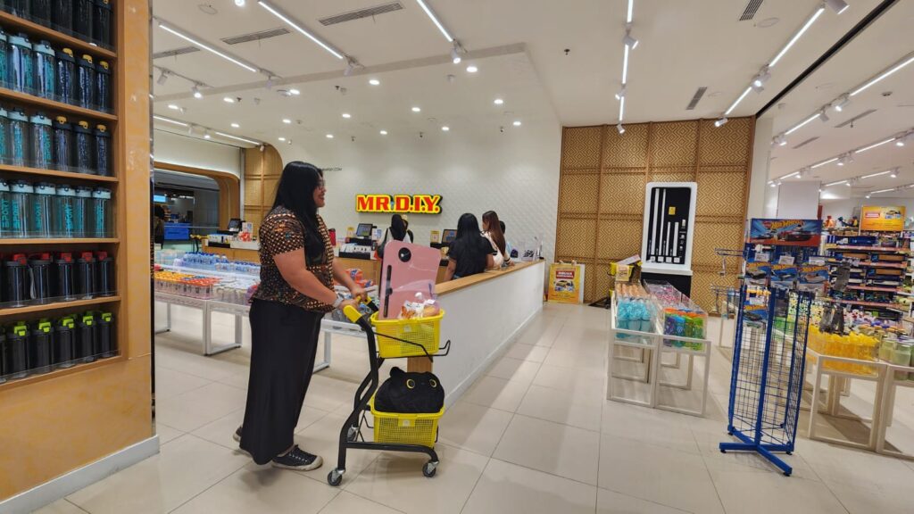 Pelanggan berbelanja di MR.D.I.Y. Perseroan mencatat belanja konsumen makin merata, terencana, dan berfokus pada kebutuhan esensial. /MDIY