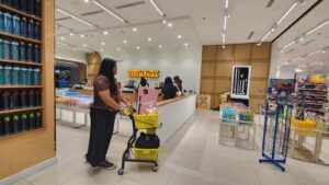 Pelanggan berbelanja di MR.D.I.Y. Perseroan mencatat belanja konsumen makin merata, terencana, dan berfokus pada kebutuhan esensial. /MDIY