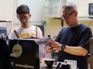 Akurasa, UMKM sektor kopi peserta program #UsahaBarengAdaKami yang membuka ruang kerja inklusif bagi penyandang tuna rungu di Jakarta Selatan. Program usaha bareng AdaKami mendorong UMKM inklusif, berkelanjutan, dan berdampak sosial di berbagai daerah Indonesia. /AdaKami